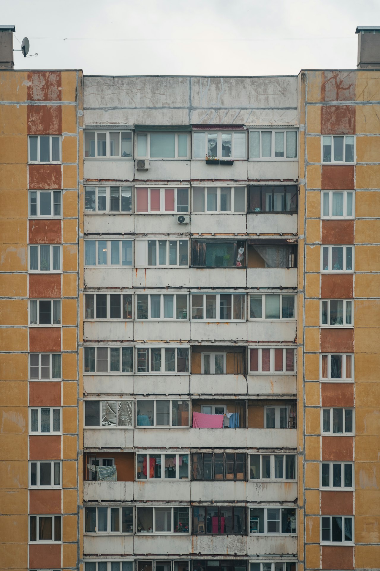 Панельная многоэтажка с застеклёнными лоджиями